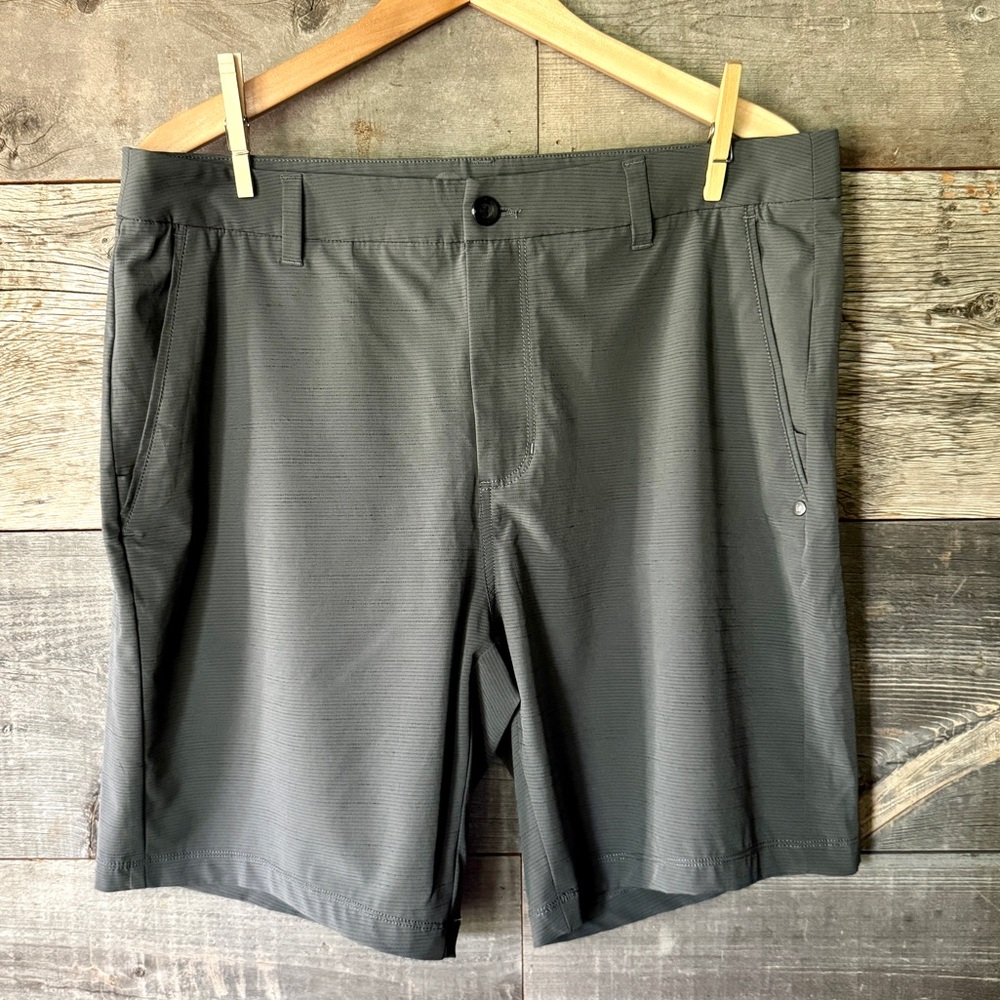 Vuori Pebble Shorts Men Shale Stretch Performance V399 Golf Casual Travel 33 - Picture 4 of 16